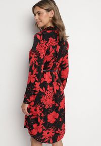 Born2be - Czarno-Czerwona Koszulowa Sukienka z Wiskozą w Kwiatowy Wzór z Dodatkowym Paskiem Ninira. Okazja: na spacer, na co dzień. Kolor: czarny. Materiał: wiskoza. Wzór: kwiaty. Typ sukienki: koszulowe. Styl: elegancki, casual, klasyczny #2