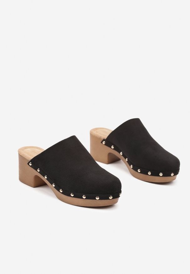 Born2be - Czarne Klapki Mule w Stylu Drewniaków z Nitami na Słupkowym Obcasie Glerra. Okazja: na co dzień. Kolor: czarny. Materiał: jeans. Wzór: aplikacja. Obcas: na obcasie. Styl: elegancki, casual. Wysokość obcasa: średni
