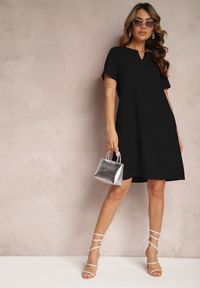 Renee - Czarna Trapezowa Sukienka Mini z Krótkim Rękawem i Kieszeniami Vrea. Kolor: czarny. Długość rękawa: krótki rękaw. Typ sukienki: trapezowe. Styl: elegancki. Długość: mini