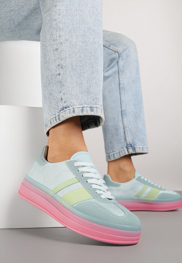 Renee - Niebiesko-Różowe Sneakersy w Stylu Tenisówek z Geometrycznym Wzorem Melundea. Okazja: na co dzień. Kolor: niebieski. Materiał: jeans. Wzór: geometria. Obcas: na obcasie. Wysokość obcasa: niski