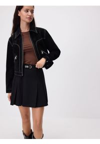 Reserved - Plisowana spódnica z paskiem - czarny. Kolor: czarny. Materiał: wiskoza, tkanina