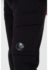 C.P. Company - C.P. COMPANY Czarne spodnie dresowe Cargo Pant. Kolor: czarny. Materiał: dresówka