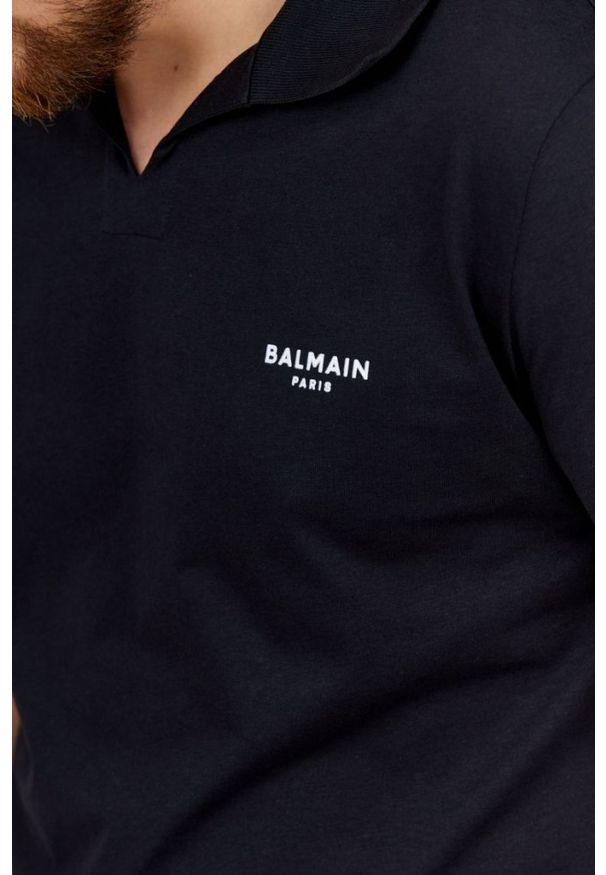 Balmain - BALMAIN Czarna koszulka polo z aksamitnym logo. Typ kołnierza: polo. Kolor: czarny