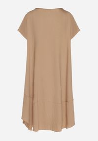 Born2be - Ciemnobeżowa Rozkloszowana Wiskozowa Sukienka Trivoria. Okazja: na co dzień. Kolor: beżowy. Materiał: wiskoza. Długość rękawa: krótki rękaw. Typ sukienki: rozkloszowane. Styl: elegancki, casual #3