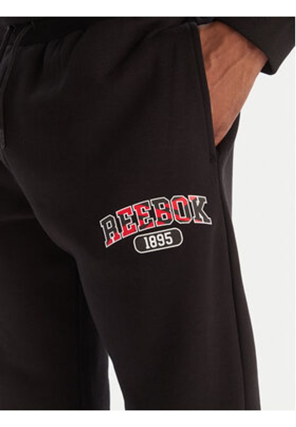 Reebok Spodnie dresowe Walker RK25149CCM Czarny Regular Fit. Kolor: czarny. Materiał: syntetyk