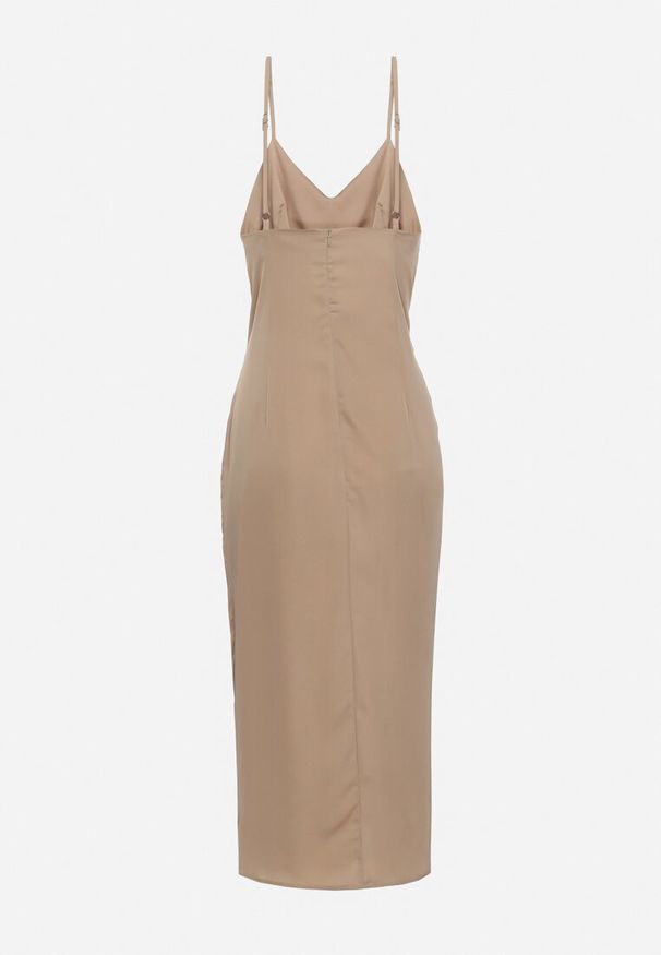 Born2be - Beżowa Satynowa Sukienka Koktajlowa z Ozdobnym Drapowaniem i Rozcięciem Saligurtia. Okazja: na imprezę. Kolor: beżowy. Materiał: satyna. Długość rękawa: na ramiączkach. Wzór: aplikacja. Sezon: lato. Styl: wizytowy