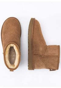 Ugg - Buty zimowe damskie UGG W Classic Mini II. Okazja: na spacer, na co dzień. Kolor: brązowy. Materiał: zamsz, jeans, materiał, wełna. Szerokość cholewki: normalna. Sezon: zima. Styl: elegancki, casual, klasyczny #5