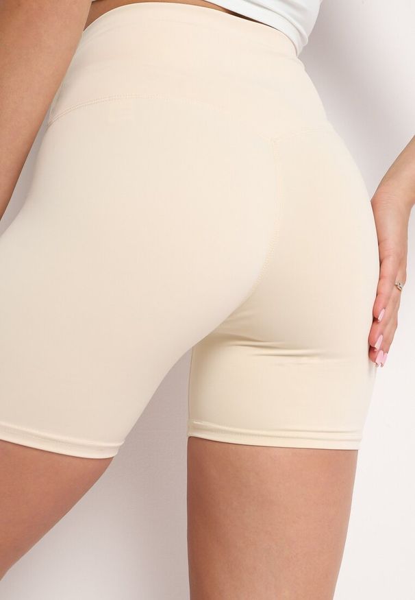 Born2be - Jasnobeżowe Szorty Kolarki przed Kolano w Sportowym Stylu z Efektem Push Up Vesna. Okazja: na co dzień. Kolor: beżowy. Wzór: aplikacja, bez wzorów. Styl: sportowy