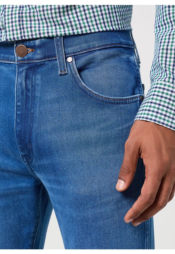 Wrangler - MESKIE SPODNIE WRANGLER LARSTON RUSTIC 112350841. Okazja: na co dzień. Styl: vintage, klasyczny, sportowy, casual, elegancki