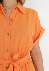 Born2be - Pomarańczowa Koszulowa Sukienka Midi z Gumką w Talii i Materiałowym Paskiem z Wiskozy Skeisa. Kolor: pomarańczowy. Materiał: materiał, wiskoza. Typ sukienki: koszulowe. Długość: midi #3