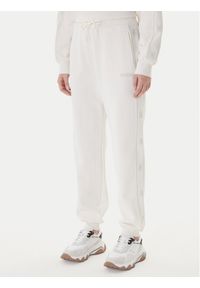 Guess Spodnie dresowe V5BB23 KCX22 Biały Regular Fit. Kolor: biały. Materiał: syntetyk #1