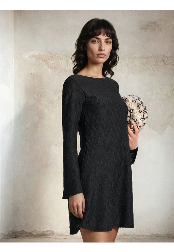 Sinsay - Sukienka mini ze strukturalnym wzorem - czarny. Kolor: czarny. Długość: mini