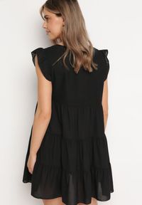 Born2be - Czarna Rozkloszowana Sukienka z Falbankami Zapinana przy Szyi Rettesa. Okazja: na co dzień. Typ kołnierza: kołnierz z falbankami. Kolor: czarny. Materiał: wiskoza, tkanina. Sezon: lato. Styl: elegancki, casual #4
