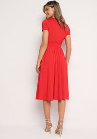 Born2be - Czerwona Taliowana Sukienka z Dekoltem na Zakładkę Quimadea. Okazja: na spotkanie biznesowe. Kolor: czerwony. Materiał: materiał. Wzór: aplikacja. Styl: elegancki, biznesowy #7