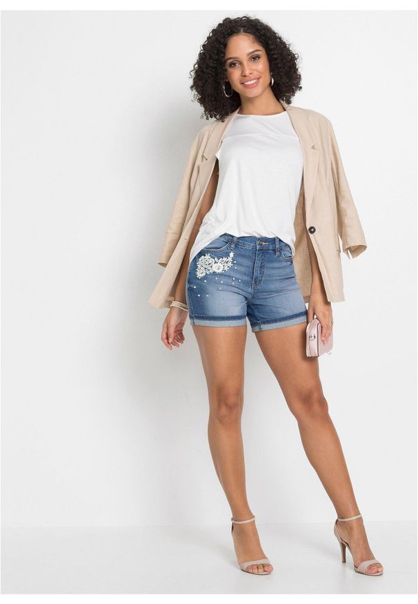 bonprix - Szorty dżinsowe z ozdobną aplikacją, mid waist. Kolor: niebieski. Wzór: aplikacja. Sezon: lato