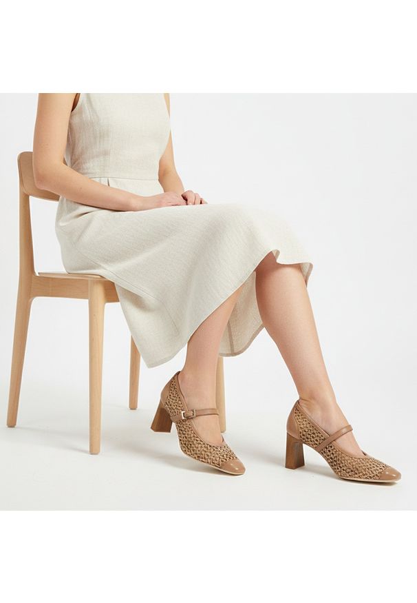 Czółenka damskie Hispanitas, z łączonych materiałów z ażurową cholewką o plecionym wykończeniu stabilny obcas o słupkowym kształcie, beżowe, RHV26460. Okazja: na spotkanie biznesowe. Zapięcie: pasek. Kolor: beżowy. Szerokość cholewki: normalna. Wzór: ażurowy. Materiał: materiał. Obcas: na obcasie. Styl: biznesowy, elegancki. Wysokość obcasa: średni