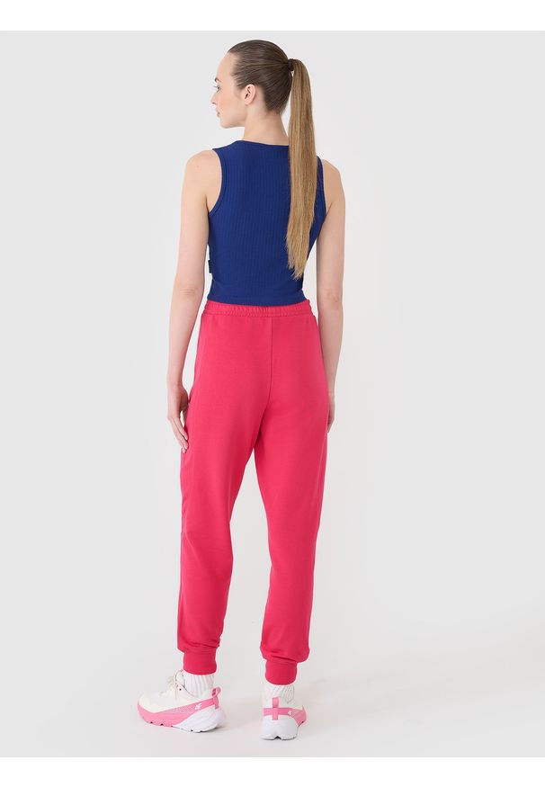 4f - 4F Spodnie dresowe joggery damskie - różowe XS. Kolor: różowy. Materiał: dresówka. Wzór: gładki, ze splotem