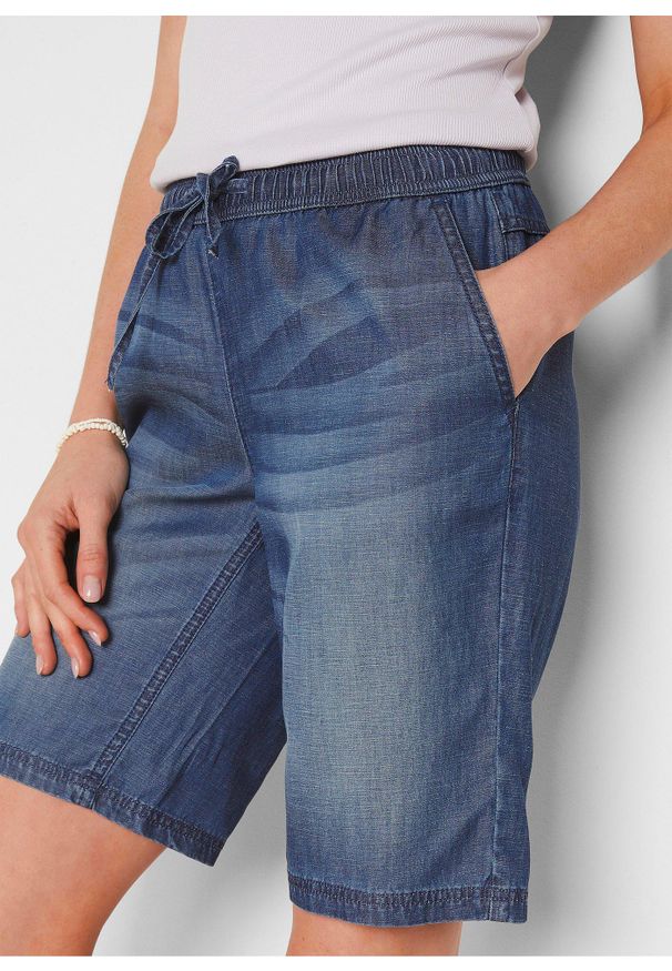 bonprix - Lekkie bermudy z denimu z lnem. Kolor: niebieski