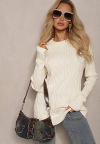 Renee - Jasnobeżowy Sweter z Wiskozą Ozdobiony Tłoczeniem Savra. Okazja: na randkę, na co dzień. Kolor: beżowy. Materiał: wiskoza. Wzór: aplikacja. Styl: casual, elegancki