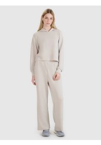 4f - 4F Bluza dresowa nierozpinana z modalem damska - beżowa M. Okazja: na co dzień. Typ kołnierza: bez kaptura. Kolor: beżowy. Materiał: dresówka. Długość rękawa: raglanowy rękaw. Wzór: gładki, ze splotem. Styl: klasyczny, sportowy, casual. Sport: fitness
