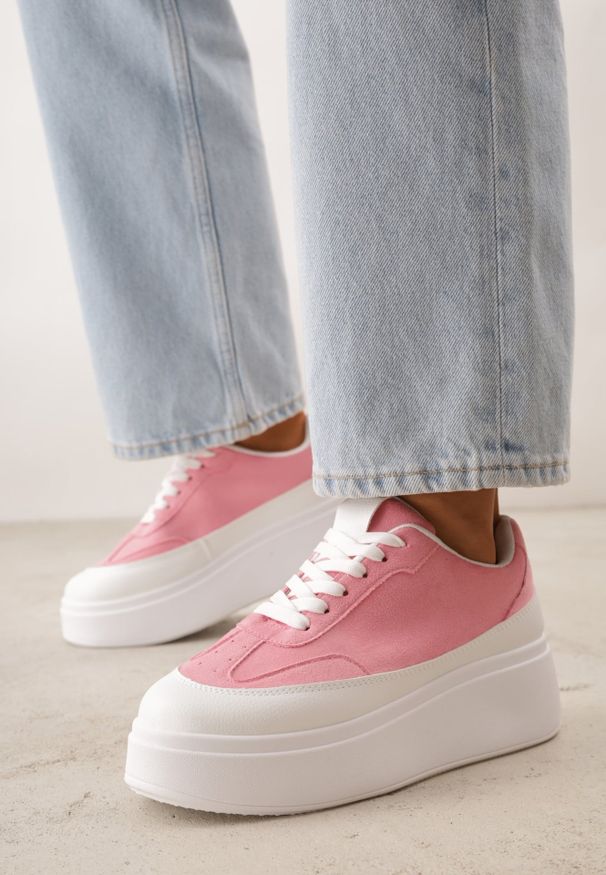 Renee - Różowe Sneakersy VICES na Platformie z Ozdobnym Noskiem Attis. Okazja: na uczelnię, na co dzień, na spacer. Nosek buta: okrągły. Zapięcie: sznurówki. Kolor: różowy. Szerokość cholewki: normalna. Materiał: skóra, zamsz. Obcas: na platformie. Wysokość obcasa: średni. Sport: turystyka piesza