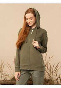 outhorn - Bluza dresowa rozpinana z kapturem damska Outhorn - khaki. Okazja: na co dzień. Typ kołnierza: kaptur. Kolor: wielokolorowy, brązowy, oliwkowy. Materiał: dresówka. Wzór: nadruk. Styl: casual