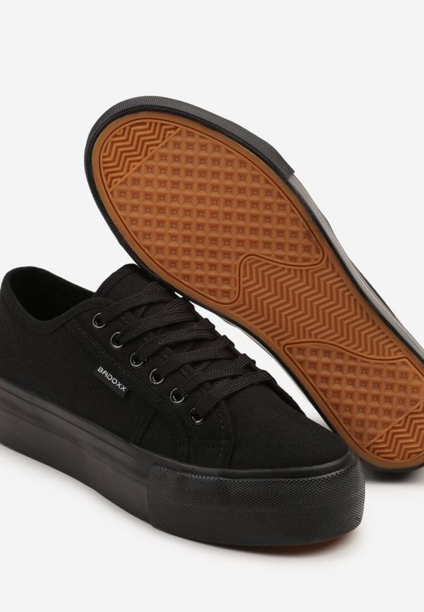 Renee - Czarne Basicowe Trampki na Platformie Mailiselle. Okazja: na co dzień. Kolor: czarny. Materiał: jeans. Obcas: na platformie. Styl: casual, klasyczny