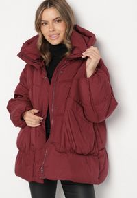 Born2be - Bordowa Pikowana Kurtka o Kroju Oversize z Kapturem Galandia. Okazja: na spacer, na co dzień. Typ kołnierza: kaptur. Kolor: czerwony. Materiał: jeans, poliester. Styl: casual, elegancki #2