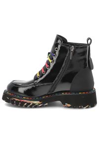 Czarne Trapery Artiker Modne Buty Damskie. Kolor: czarny. Materiał: jeans, lakier, skóra. Wzór: kolorowy. Sezon: zima, jesień. Obcas: na platformie #4