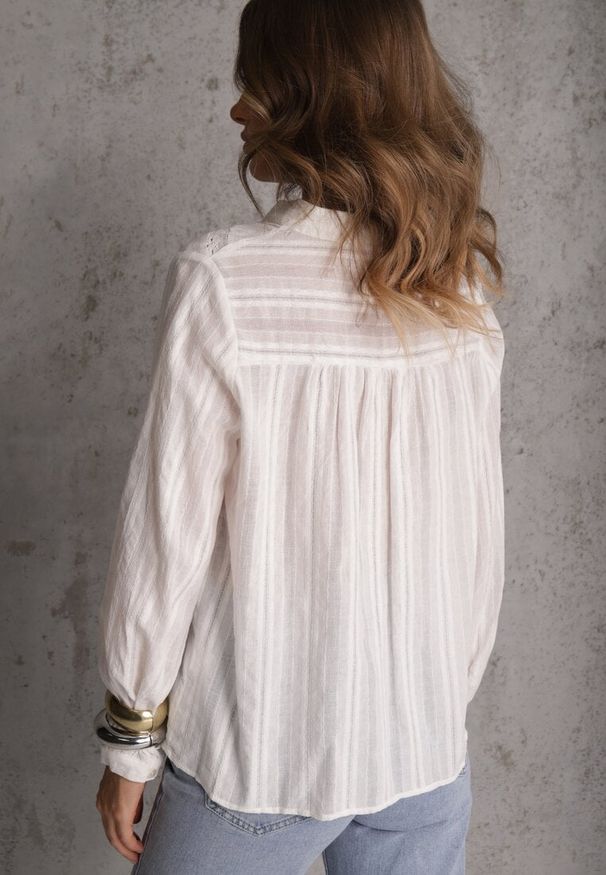 Renee - Biała Koszula z Bawełny ze Stójką Ozdobiona Koronkowymi Lamówkami Ilielia. Okazja: na co dzień, na randkę. Typ kołnierza: kołnierzyk stójkowy. Kolor: biały. Materiał: bawełna, koronka. Wzór: aplikacja. Styl: casual