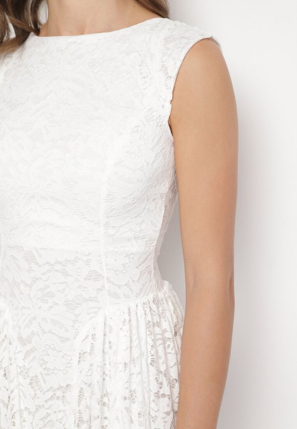 Born2be - Biała Koronkowa Sukienka o Rozkloszowanym Kroju z Odkrytymi Plecami Nelamia. Okazja: na co dzień, na imprezę. Kolor: biały. Materiał: koronka. Długość rękawa: bez rękawów. Styl: wizytowy, casual, elegancki