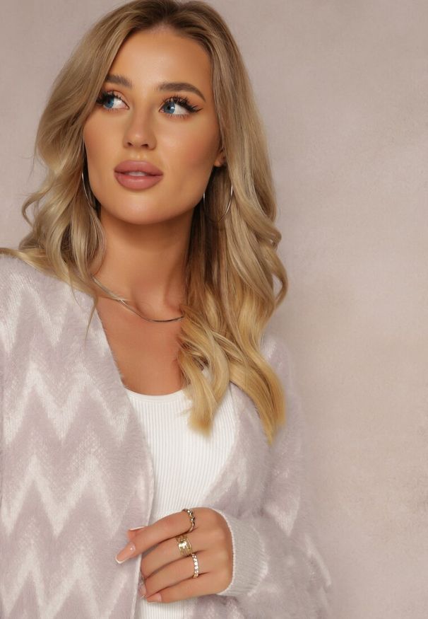 Renee - Fioletowy Niezapinany Kardigan o Przedłużonym Fasonie w Zygzaki Chevron Oherna. Kolor: fioletowy. Materiał: tkanina. Długość: długie. Wzór: paski