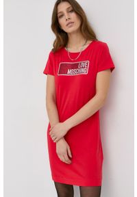 Love Moschino Sukienka kolor czerwony mini dopasowana. Kolor: czerwony. Materiał: dzianina. Długość rękawa: krótki rękaw. Wzór: aplikacja. Typ sukienki: dopasowane. Długość: mini