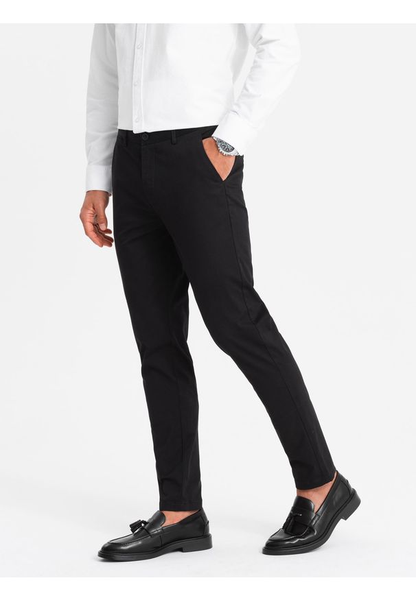 Ombre Clothing - Jednolite męskie spodnie chinosy SLIM FIT – czarne V5. Okazja: do pracy. Kolor: czarny. Materiał: bawełna, elastan, poliester, materiał. Wzór: jednolity. Styl: klasyczny, elegancki