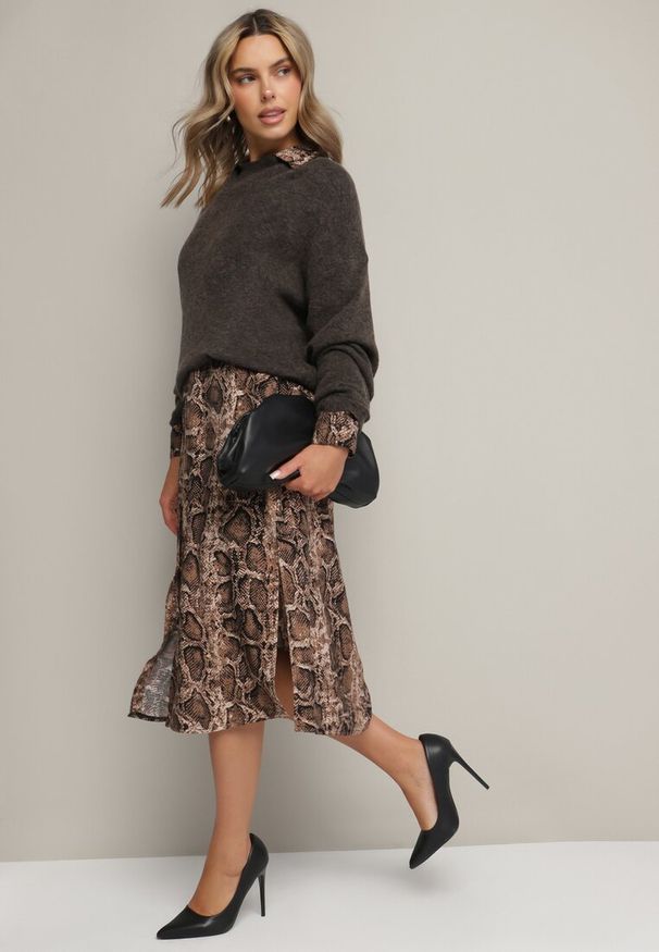 Born2be - Brązowa Wiskozowa Sukienka w Wężowy Wzór o Koszulowym Kroju z Elastycznym Paskiem Rinnosia. Okazja: na spotkanie biznesowe. Typ kołnierza: dekolt w serek. Kolor: brązowy. Materiał: wiskoza. Typ sukienki: koszulowe. Styl: biznesowy, elegancki