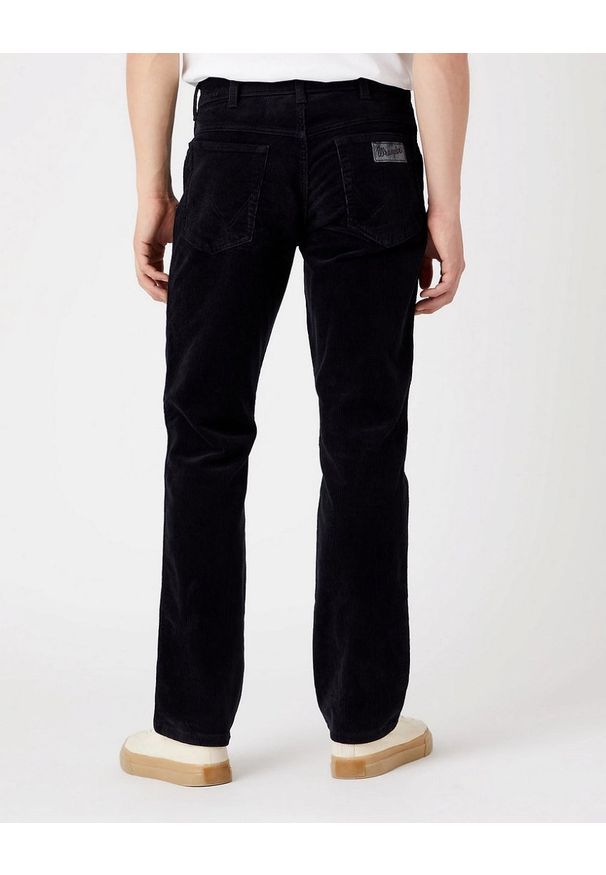 Wrangler - WRANGLER TEXAS MĘSKIE SPODNIE SZTRUKSY BLACK W121A2100 112320120. Materiał: sztruks