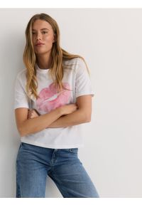 Reserved - T-shirt z nadrukiem - biały. Kolor: biały. Materiał: bawełna, dzianina. Wzór: nadruk