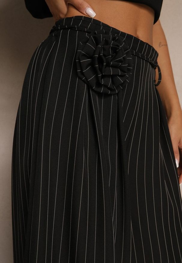 Renee - Czarne Spodnie Palazzo High Waist Ozdobione Broszką Kwiatem Folassea. Stan: podwyższony. Kolor: czarny. Wzór: aplikacja, kwiaty