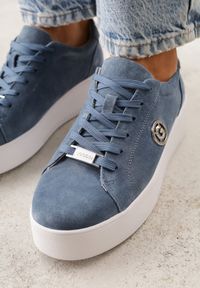 Renee - Niebieskie Skórzane Sneakersy na Platformie z Ozdobną Aplikacją z Boku Nesophia. Okazja: na co dzień. Kolor: niebieski. Materiał: skóra. Wzór: aplikacja. Obcas: na platformie #7