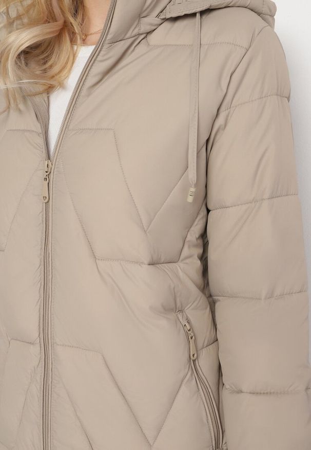 Born2be - Ciemnobeżowa Kurtka z Szerokim Pikowaniem i Kapturem Yasidi. Okazja: na co dzień. Kolor: beżowy. Materiał: jeans. Styl: elegancki, casual