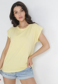 Born2be - Żółty T-shirt Peshahria. Kolor: żółty. Materiał: bawełna. Długość rękawa: krótki rękaw. Długość: krótkie. Wzór: kolorowy. Styl: sportowy #6