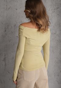 Renee - Zielona Marszczona Bluzka z Bawełną i Dekoltem w Łódkę Orinlia. Typ kołnierza: dekolt w łódkę. Kolor: zielony. Materiał: bawełna. Styl: elegancki #3