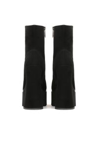 Kazar - Zamszowe czarne botki na wysokiej platformie z trepem. Kolor: czarny. Materiał: zamsz. Szerokość cholewki: normalna. Obcas: na platformie. Wysokość obcasa: średni #4