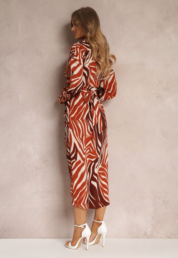 Renee - Brązowa Sukienka Koszulowa w Zebrę Maimuna. Okazja: na co dzień. Typ kołnierza: kołnierzyk klasyczny. Kolor: beżowy. Materiał: skóra. Długość rękawa: długi rękaw. Wzór: motyw zwierzęcy. Typ sukienki: koszulowe. Styl: casual, klasyczny