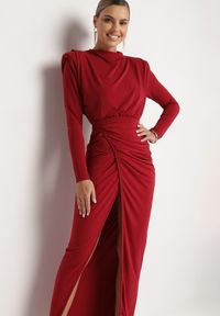 Born2be - Bordowa Koktajlowa Sukienka o Dopasowanym Kroju z Marszczeniem Besiel. Kolor: czerwony. Styl: wizytowy #3