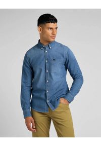 Lee - LEE BUTTON DOWN MĘSKA KOSZULA JEANSOWA TIDE BLUE L880CUQK. Typ kołnierza: button down. Materiał: jeans