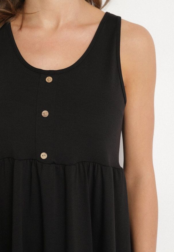 Born2be - Czarna Sukienka o Rozkloszowanym Kroju na Szerokich Ramiączkach z Guzikami Jenovira. Okazja: na co dzień. Kolor: czarny. Długość rękawa: na ramiączkach. Styl: casual