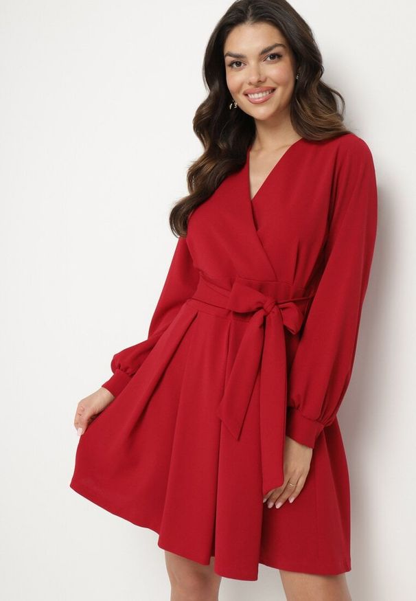 Born2be - Czerwona Rozkloszowana Sukienka z Kopertowym Dekoltem i Wszytym Wiązanym Paskiem Temithie. Okazja: na co dzień. Typ kołnierza: dekolt kopertowy. Kolor: czerwony. Materiał: jeans. Typ sukienki: kopertowe. Styl: casual, elegancki