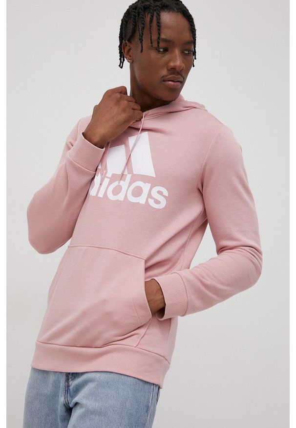 Adidas - adidas Bluza męska kolor różowy z kapturem z nadrukiem. Okazja: na co dzień. Typ kołnierza: kaptur. Kolor: różowy. Materiał: dzianina. Wzór: nadruk. Styl: casual