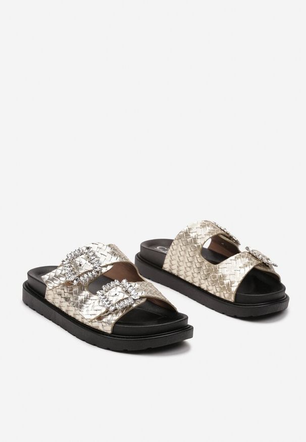 Renee - Złote Klapki na Niskiej Platformie z Dwiema Klamerkami i Cyrkoniami Asetia. Kolor: złoty. Obcas: na platformie